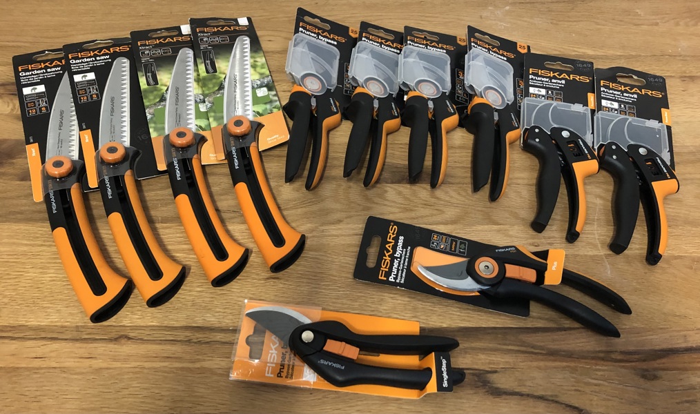 12 Fiskars haveudstyr - beskrivelse (*3) - (P 304, 305/24)