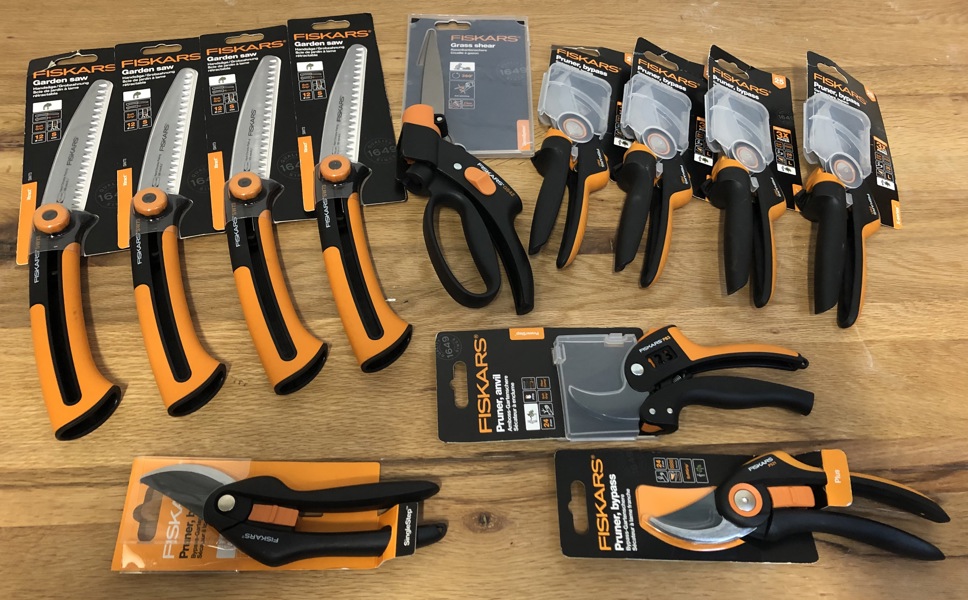 12 Fiskars haveudstyr - beskrivelse (*2) - (P 304, 305, 306/24)