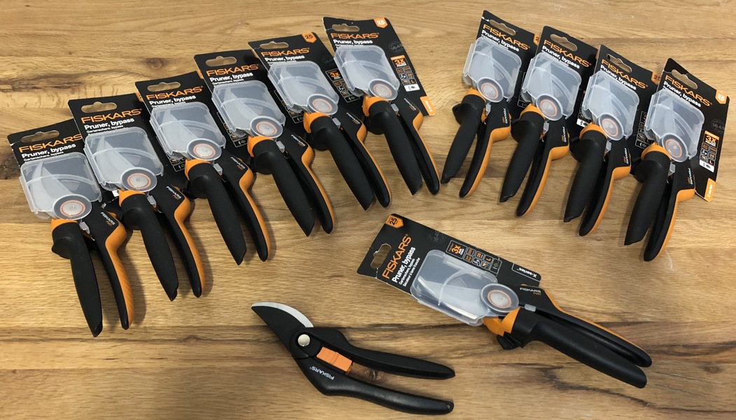 12 Fiskars haveudstyr - beskrivelse - (P 304/24)