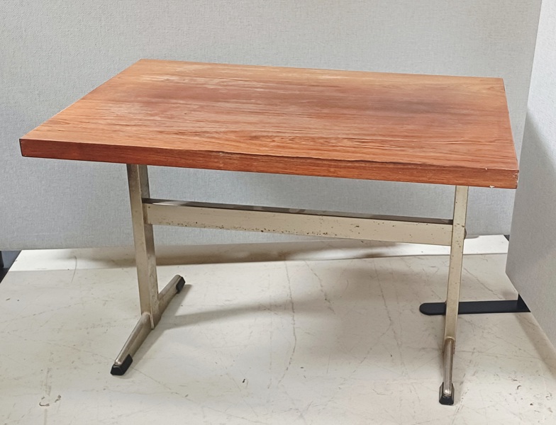 Mid-century rektangulær sidebord af palisander m. børstet stål stel, formentligt designet af Arne Jacobsen for Fritz Hansen