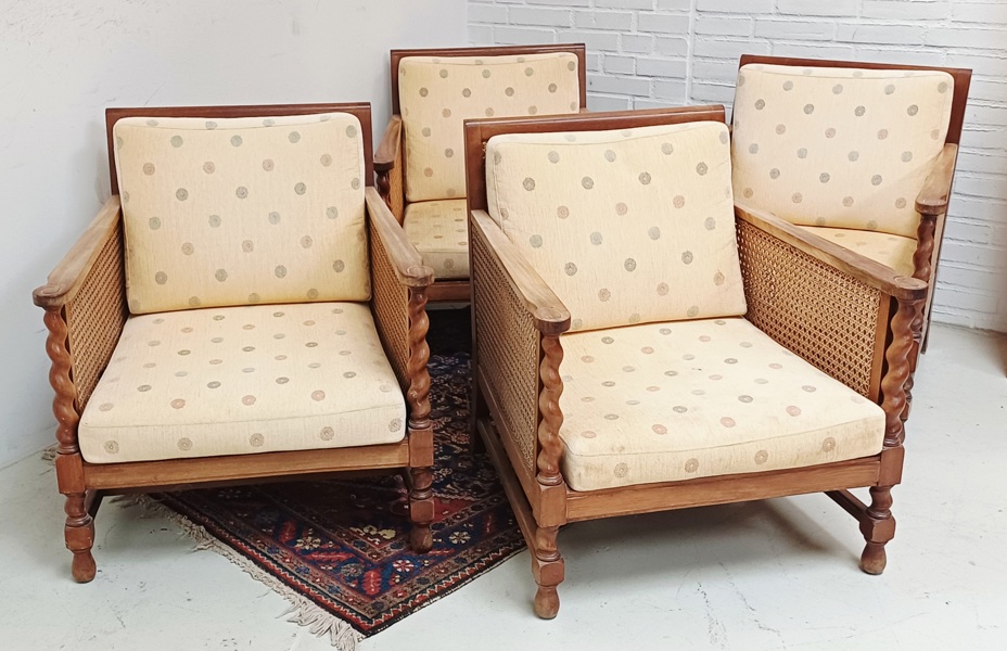 Lysberg, Hansen og Therp: 4 Bergére lounge/armstole, udført i egetræ prydet m. fransk rørflet