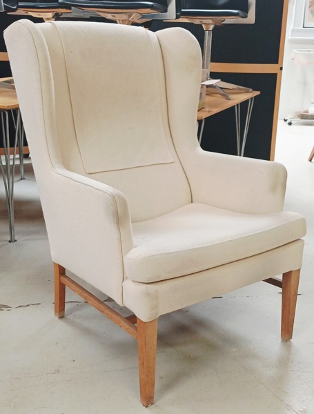 Mid-Century øreklapstole i tidsløst design, beklædt med hvidt stof