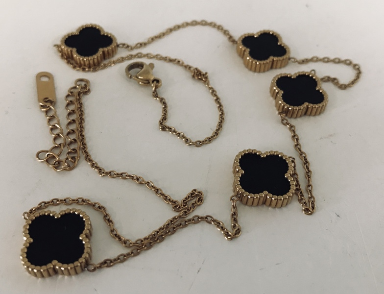 +M: Clover armbånd prydet m. 5 firkløvere (B 816/25)