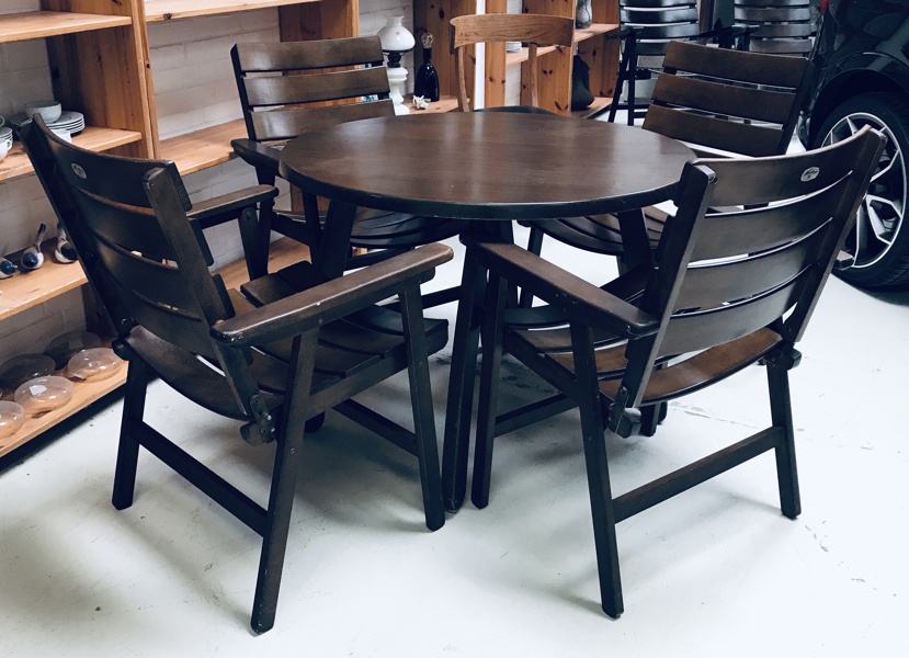 Herlag: mid-century high-end havestole (4 enheder) samt bord af massivt træ
