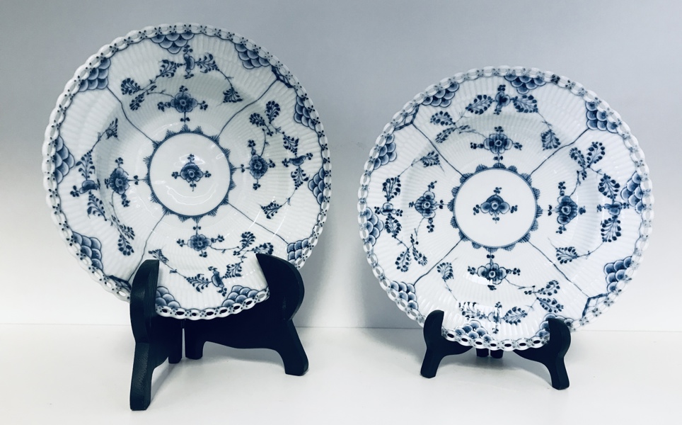 2 Royal Copenhagen Musselmalet Helblonde tallerkner (skabt i 1800 tallet)