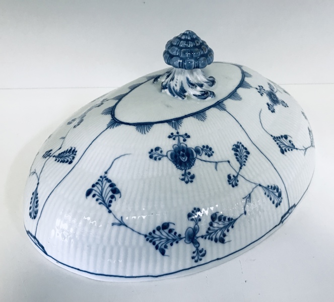 Royal Copenhagen Musselmalet Riflet ovalt terrin låg (skabt i 1800 tallet)