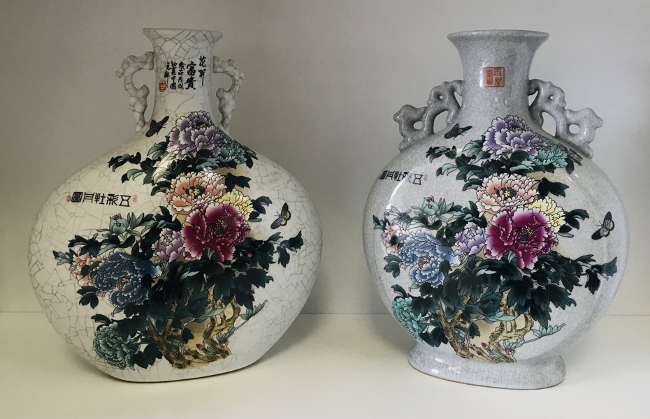 2 Asiatisk porcelænsvaser, formgivet som en flaske m. hank og krakeleret glasur. Dekoreret m. blomstrende pæoner og kalligraferede digte