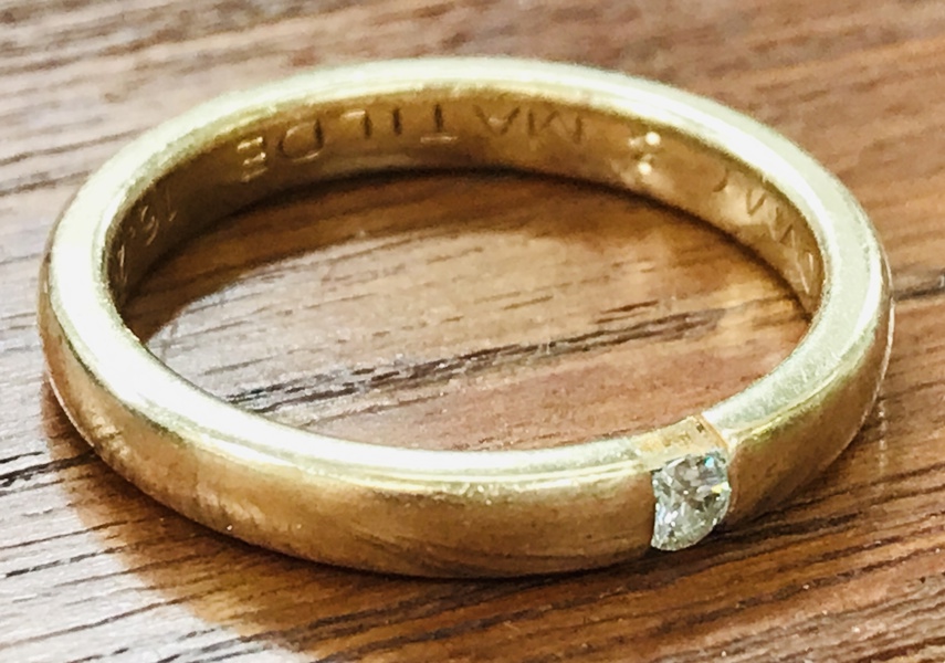Guld: Henrik Solskov Jensen ring udført i 14 kt. guld (585), prydet med brillantslebet diamant