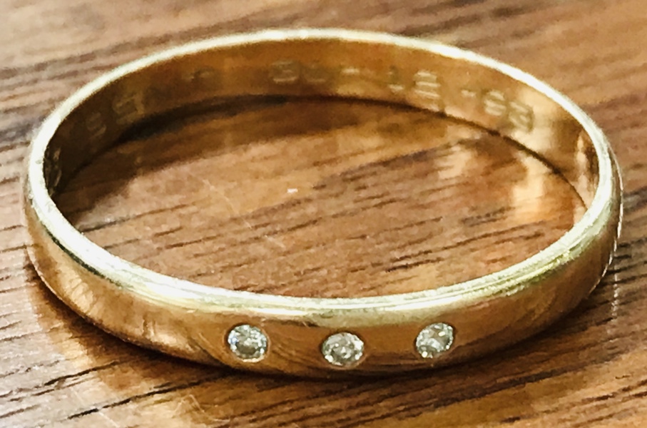 Guld: Bræmer-Jensen ring udført i 14 kt. guld (585), prydet med 3 brillantslebne diamanter 