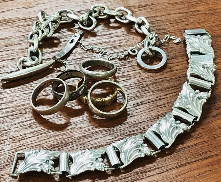 +M: Samling af sølvsmykker - herunder Hans Julius R. Larsen art deco armbånd, Randers Sølvvarefabrik armlænke, Sefer Ayhan ring m.fl. (Å 2026-0508, 0810)