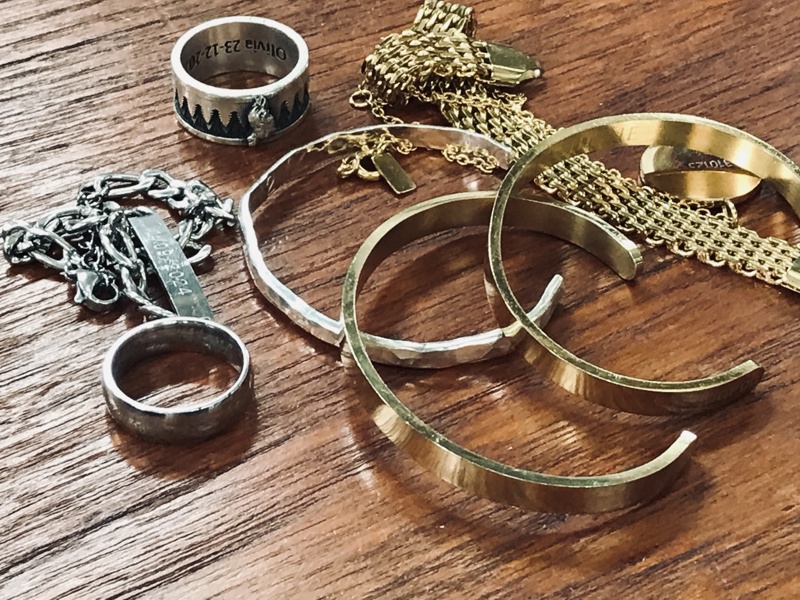 Samling af smykker - herunder byRavn, Ringenes Herre ring, Roomi armring, Nordd armlænke, 2 Nordd armringe m.fl. (Å 2026-0810)