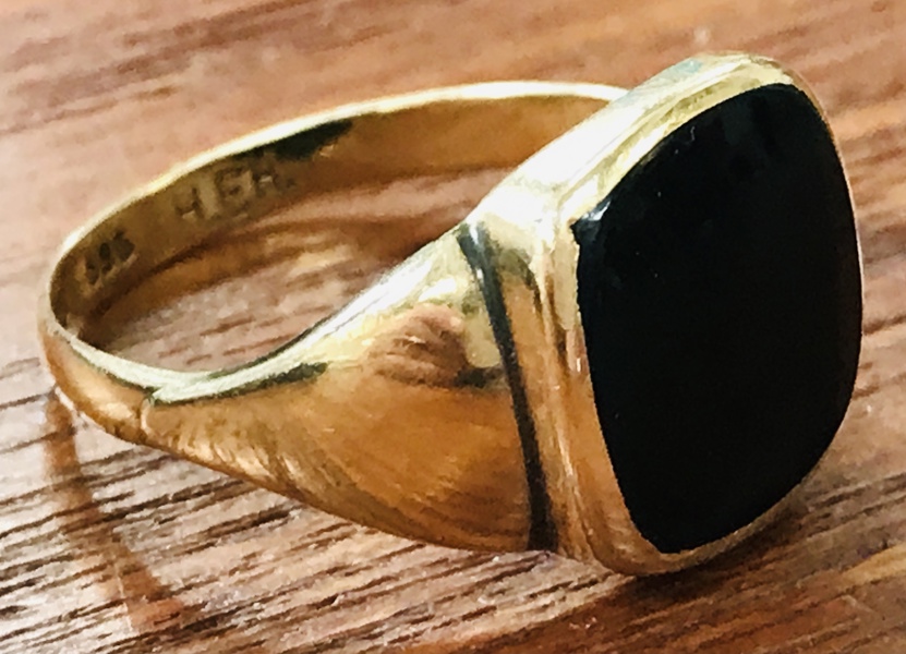 Guld: Henning Ejner Hansen ring udført i 14 kt. guld (585), prydet med onyx