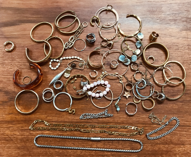 +M: Samling af smykker - herunder Hugo Boss "Doran" halskæde, Ace Poker herrering, Clover armring samt diverse armringe, ringe m.fl. (Å 2026-0897)