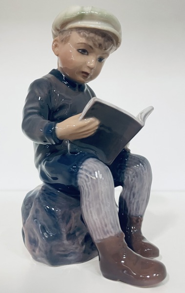 Dahl Jensen porcelænsfigur nr. 1096 'Læsende dreng' (15cm)