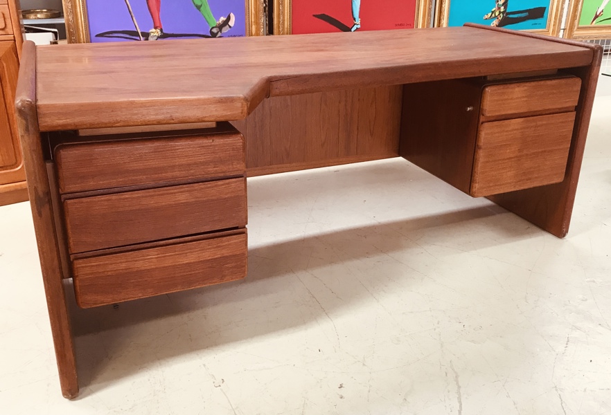 Mid-century modern-stil skrivebord af teak, formentligt designet af Gunni Omann 