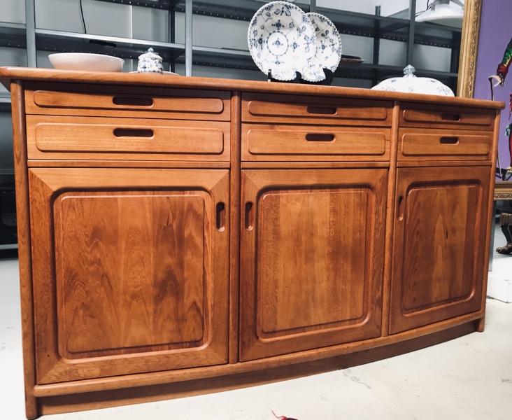 Dyrlund high-end skænk af massiv teak m. 6 skuffer samt 3 skabe