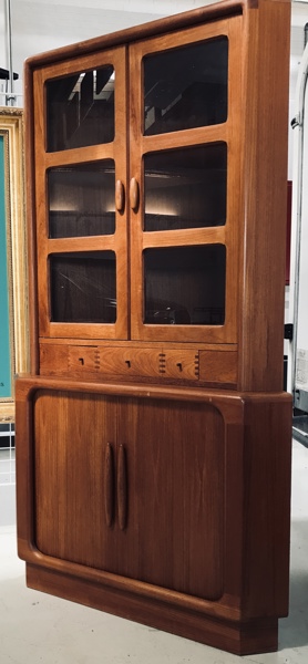Dyrlund high-end vitrineskab (hjørne) af massiv teak m. tappede skuffer, jalousi låger og elegante glaslåger