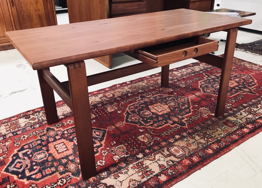 Mid-century smal spisebord m. skuffe af fineret samt masssivt teaktræ