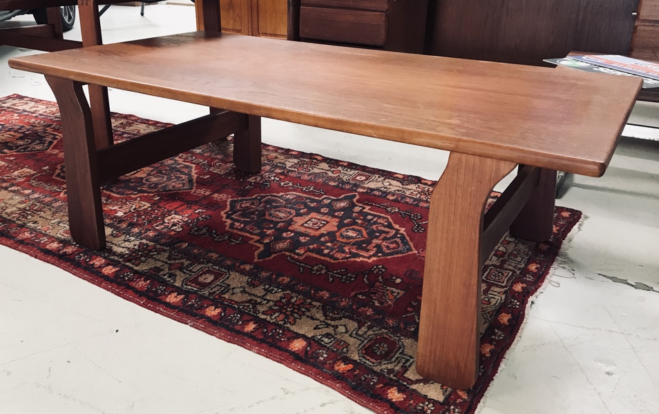 Mid-century sofabord udført i teak - formentlig designet af Ole Gjerløv Knudsen