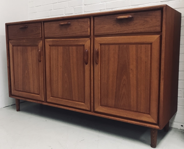 Mid-century high-end dansk design skænk af massiv teak m. 3 skuffer samt 3 skabe - formentlig skabt af Dyrlund