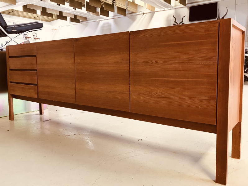Mid-century Klim Furniture skænk af robust californisk egetræ, m. 3 skuffer samt 3 skabslåger