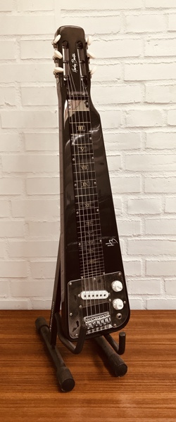 Harley Benton Slider 2 lap steel guitar, udført i sort finish m. et gribebræt i komposit. Udstyret med en keramisk single-coil pickup for en klassisk country- eller bluslyd.