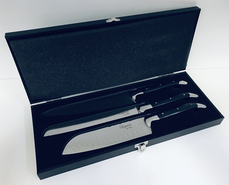 Laguiole By Hâws knivsæt udført i rustfrit stål samt sort ibenholt m. tilhørende kuffert: Santoku kniv (31,5cm), Chef kniv (33,5cm) samt brødkniv (34 cm)