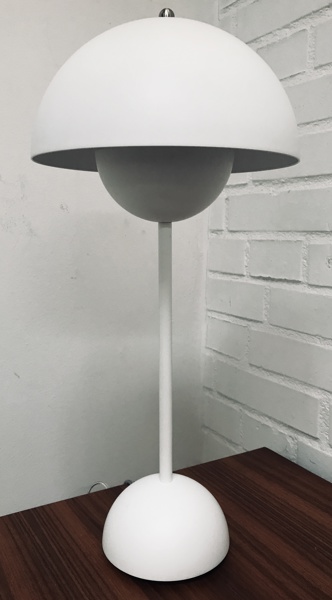 Verner Panton (1926-1998): VP3 Flowerpot bordlampe, fremstillet ved &Tradition