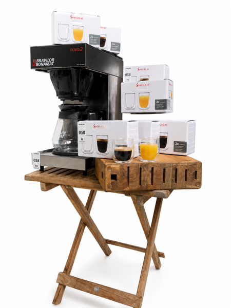 Kaffemaskiner, glas samt knivblok:  Bravilor Bonamat Novo 2 (011) kaffemaskine, Kirk KM6-2 kaffemaskine, Spiegelau 200ml kaffeglas (14 enheder) samt Sagaform knivblok - teak klapbord medfølger