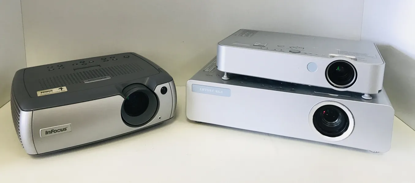 Samling projektorer - herunder Panasonic PL-LB75NT, Panasonic LB51 XGA samt InFocus LP540 m. Toshiba transporttaske  
