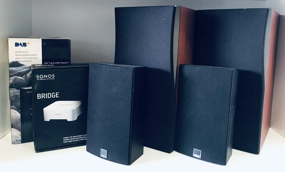Samling af HiFi/Media - herunder Sonos Bridge, Scansonic transpotabel DAB+ radio samt 4 Dali højtalere ( 2x Concept 2, 2x Trio Space)
