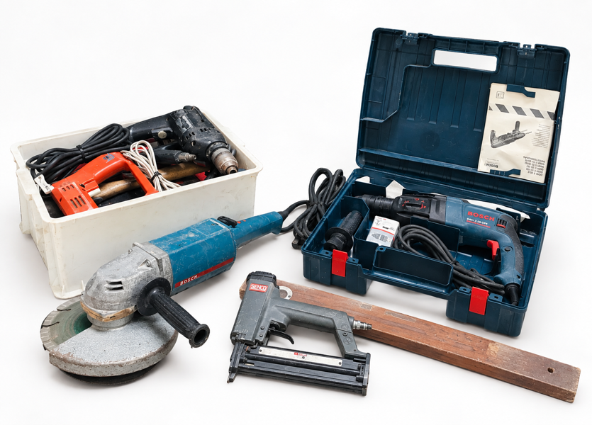 Samling af værktøj - herunder Bosch Professional GBH 2-26 DFR borehammer, Bosch 220v vinkelsliber samt Senco SLP20 dykkerpsitol m.m.