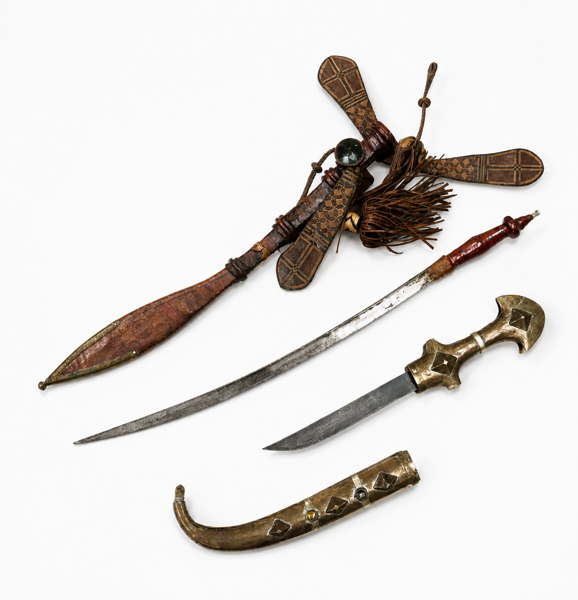 Militaria og samlervåben: Marokkansk Koummya krum klinge dolk(24cm) m.  tilhørende kunstnerisk messingskede samt Vestafrikansk Manding sværd(76,5cm) m. tilhørende kunstnerisk udført skede 