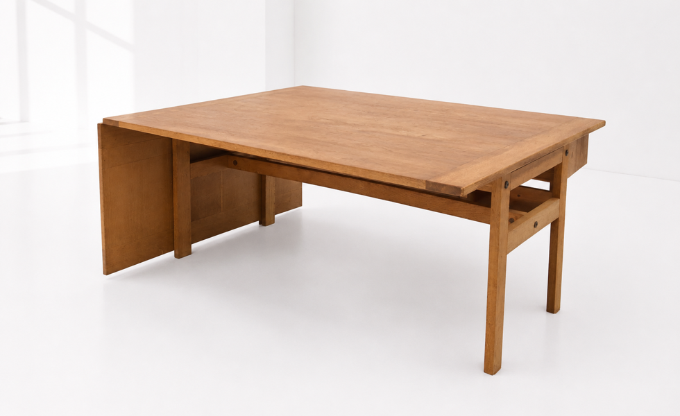Mid-century eksklusivt sofabord m. udklappelig side, udført i massivt egetræ. Designet af Tage Poulsen.