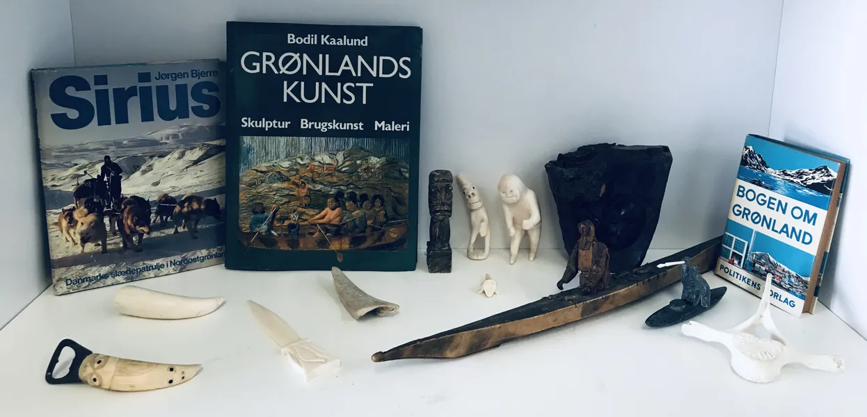 Stor samling af traditionelle grønlandske brugs- og kunstgenstande samt bøger (15 enheder) - herunder knoglereliefs, flaskeåbner, udskårne figurer m.m.
