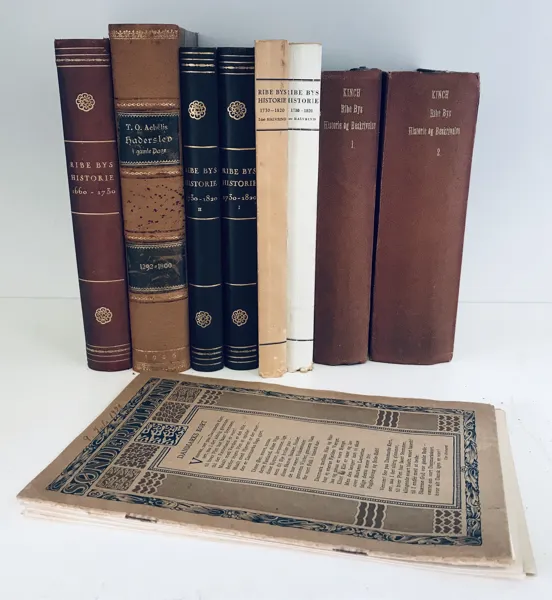 Samling af ældre indbundne bøger samt antikvariske hæfter - herunder flere bøger om Ribe Bys Historie samt poesi hæfte m.m.