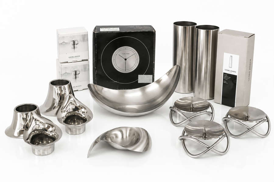 Samling af Georg Jensen brugs- og kunstgenstande (15 enheder) - herunder Ur og Vejrstation af Andreas Mikkelsen, Bloom "Leaf" skål af Helle Damkjær, Glow lysestager af Maria Berntsen m.m.