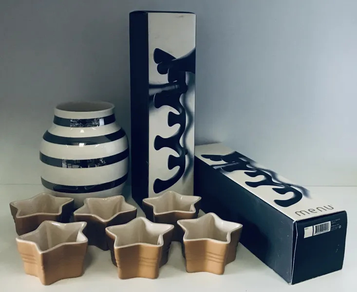 Kähler Omaggio vase, Le Creuset star-ramekins samt Scandinavian Design Originals Menu vinranke