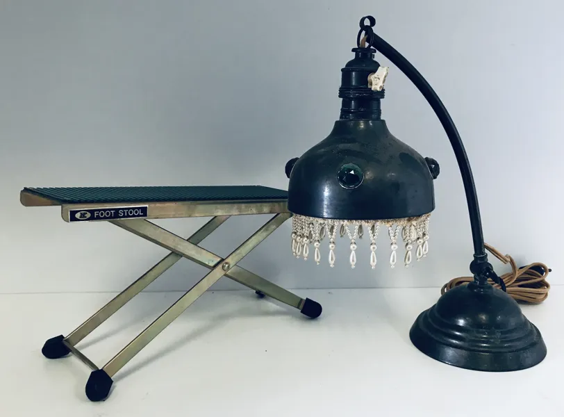 Art Nouveau bordlampe udført i bronze m. glasflusser og perlefrynser samt K&M vintage guitar fodskammel 