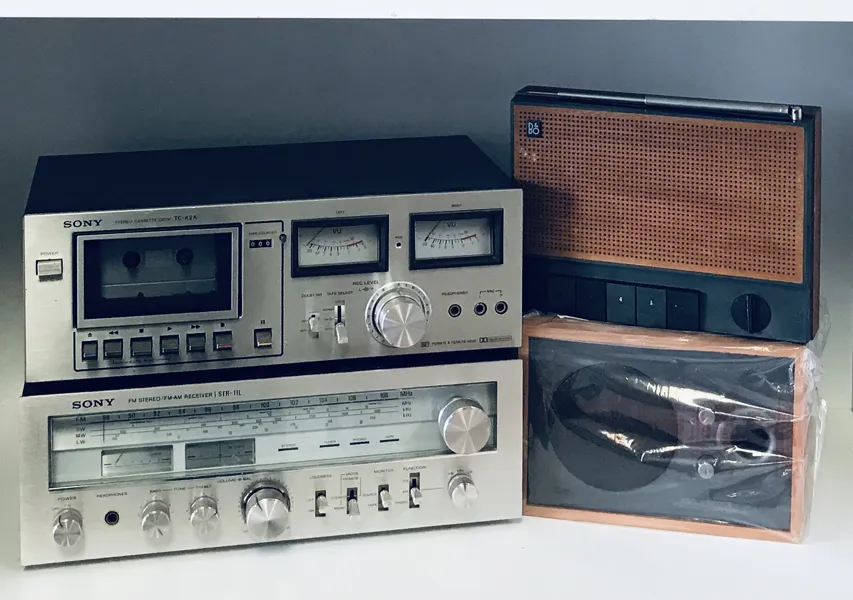 Samling af HiFi/Media - herunder Sony STR-11L fm stereo/fm-am receiver, Sony TC-K2A stereo cassette deck, Tivoli Audio Model Subwoofer samt Bang & Olufsen Beolit 500 radio