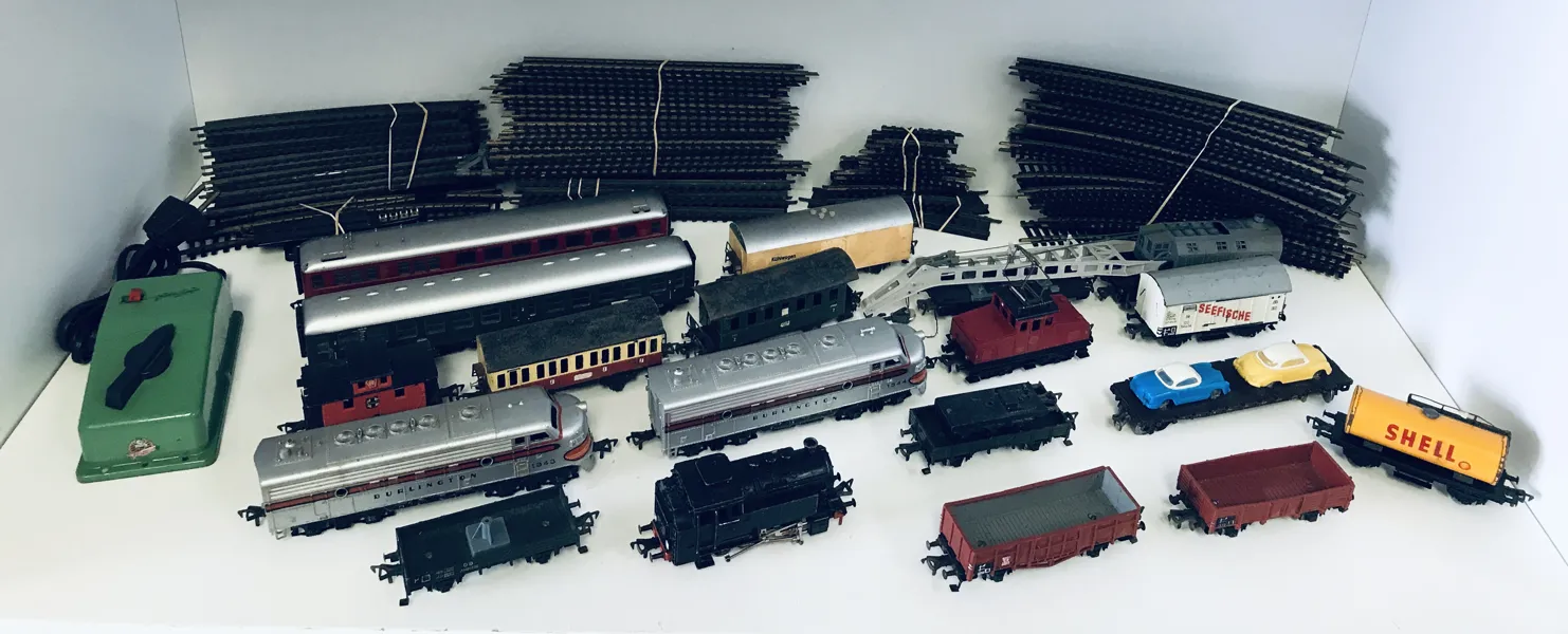 Samling af Fleischmann modeltog(4), vogne(16), skinner(78) samt transformator  til str. H0 (99 enheder) - herunder 