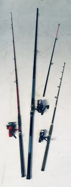 Samling af fiskestænger m. tilhørende hjul - herunder Abu Garcia Cardinal 558, Okuma ST21M samt Okuma Impact M180