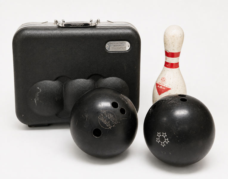 Bowlingsæt - herunder AMF Strikkeline bowlingkugle, AMF Pro Game bowlingkugle samt AMF Amflite 2 bowlingkegle m. Asoma transport-kuffert