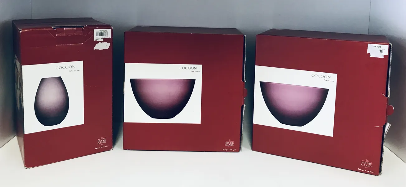 Holmegaard Cocoon glaskåle og vase i lilla m. hvid kontrastfarve (3 enheder), formgivet af Peter Svarrer