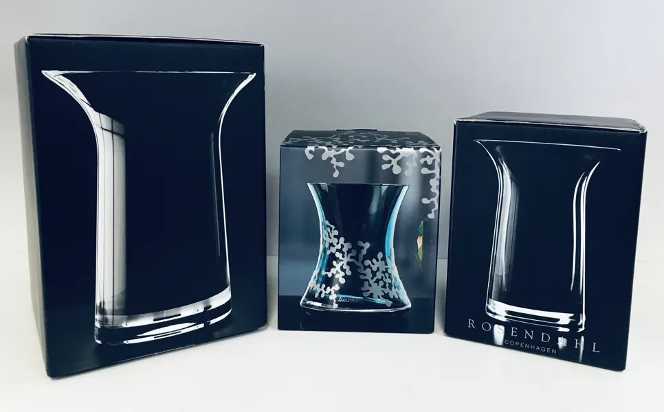 Rosendahl: Filigran vaser (21cm, 16cm) i sort svunget glas, formgivet af Lin Utzon samt Karen Blixen Tanne vase i petroleumsfarvet opalglas(14cm), formgivet af Ole Kortzau