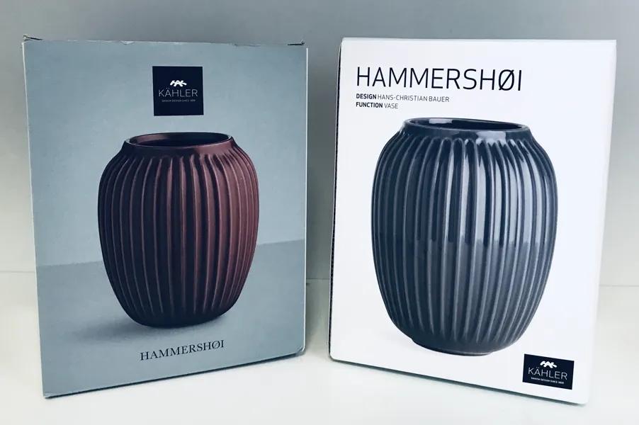 Kähler Hammershøi vaser i antracitgrå keramik (2 enheder). Formgivet af Hans-Christian Bauer