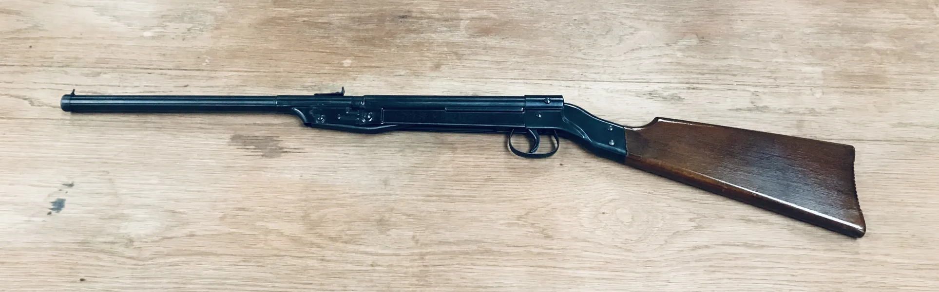 Diana Model 15 (4,5mm), et klassisk, historisk luftgevær, som blev produceret af den anerkendte tyske producent DIANA Mayer & Grammelspacher. M. beskyttende lomme.