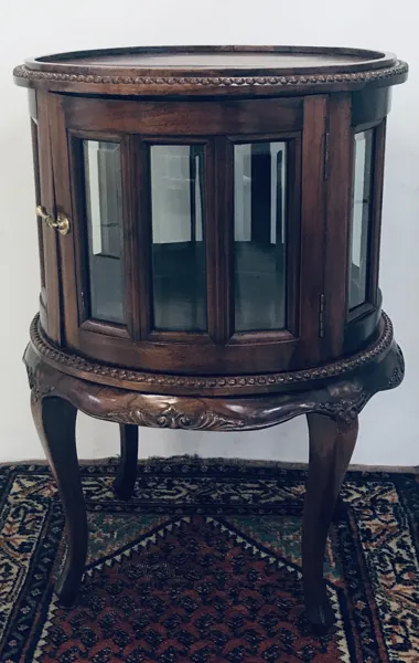 Vintage lille rundt Vitrineskab/sidebord/Barskab, udført i mørktræ m. facetslebne glasruder samt let svungne ben.
