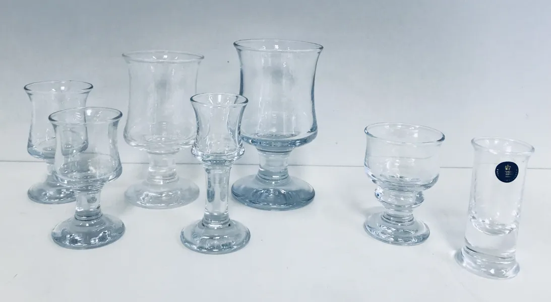 Stort parti Holmegaard glas (163 enheder) - herunder div. Skibsglas, No. 5 snapseglas samt Tivoli likørglas. Designet af Per Lütken 