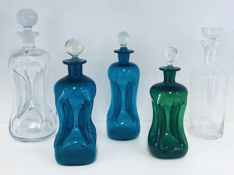 Samling af Holmegaard karafler (5 enheder) - herunder 4 Klukflasker, designet af Jacob Bang samt 1 'klassisk' karaffel, formentligt designet af Per Lütken 